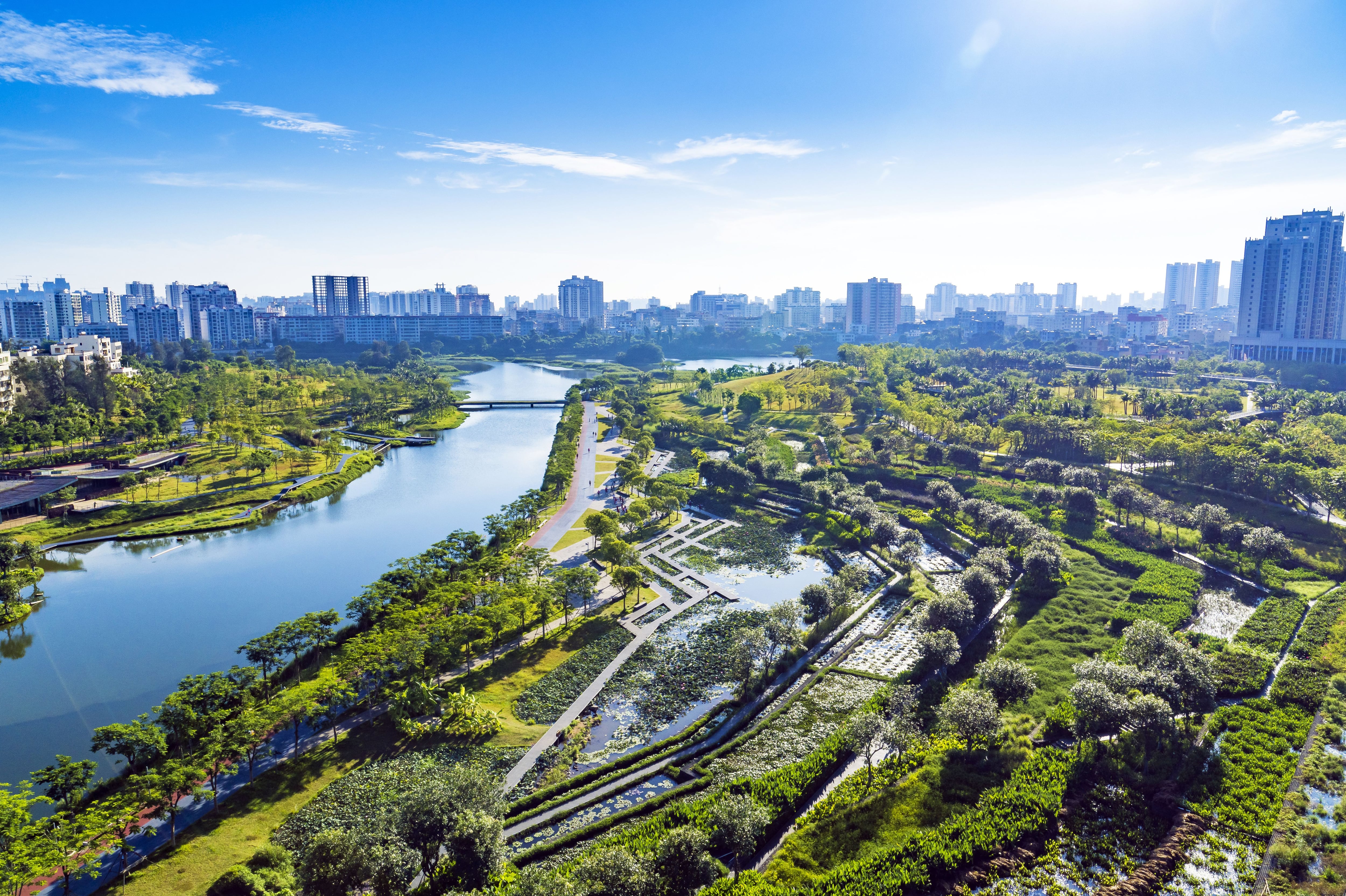 Uno de los proyectos del profesor Yu y su estudio, el parque Fengxiang sobre el río Meishe en Haikou (China).
