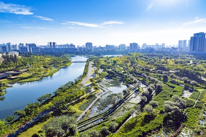 Uno de los proyectos del profesor Yu y su estudio, el parque Fengxiang sobre el río Meishe en Haikou (China).