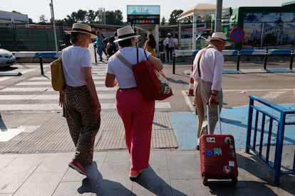 Varios turistas a su llegada al aeropuerto de Madrid Barajas, el 4 de agosto de 2025.