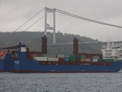 El carguero ruso 'Ursa Major', durante una travesía por aguas del Estrecho del Bósforo frente a Estambul en diciembre de 2023.