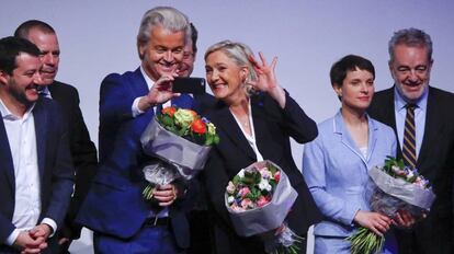 Marine le Pen y Geert Wilders, flanqueados por Matteo Salvini y Frauke Petry, en la reuni&oacute;n de la ultraderecha europea en Coblenza, el pasado 21 de enero, en Alemania. 