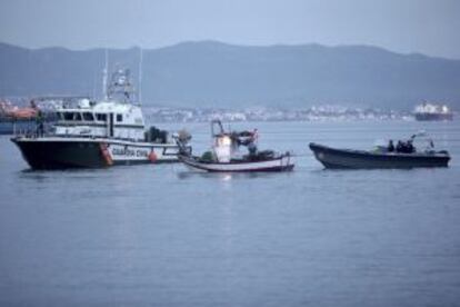 Pesquero español escoltado por la Guardia Civil en la bahía de Algeciras.