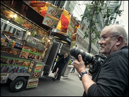 La actriz Robin Wright y Peter Lindbergh, durante su sesión de fotos por las calles de Nueva York.