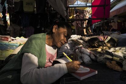 Lourdes Ruiz, en su puesto de ropa en Tepito, en una imagen de archivo.