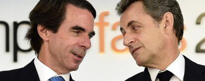 José María Aznar (izquierda) en una charla con el expresidente francés Nicolas Sarkozy, el pasado lunes.