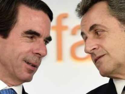 José María Aznar (izquierda) en una charla con el expresidente francés Nicolas Sarkozy, el pasado lunes.