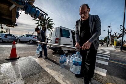 Vecinos del Alt Empordà hacen acopio de agua tras la borrasca Gloria, en enero.