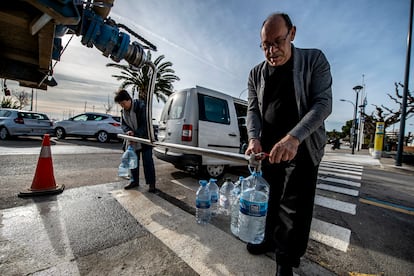 Vecinos del Alt Empordà hacen acopio de agua tras la borrasca Gloria, en enero.