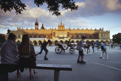 Esta joya de la arquitectura medieval situada en la antigua capital de la realeza polaca, frente a la impresionante basílica de la Asunción de Nuestra Señora, está considerada como la plaza medieval más grande de Europa con sus 40.000 metros cuadrados.