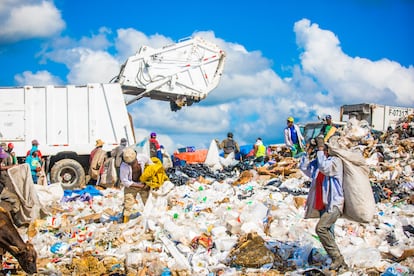 A Duquesa se vierten unas 4.000 toneladas de desperdicios cada día. Todo mezclado: orgánico, plásticos, metales, textiles... Los colectores, conocidos como buzos, esperan su llegada para separar los materiales en el vertedero. 