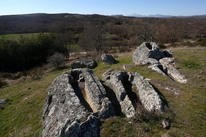 Restos de tumbas medievales en piedra a unos metros del templo. Se desconoce si son anteriores o posteriores a este.