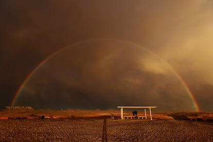 Funcionarios estadounidenses han anunciado que mantendrán cientos de miles de millones de galones de agua del río Colorado dentro del lago Powell en lugar de dejar que fluya río abajo hacia los estados del suroeste y México, una medida que permitiría que la represa Glen Canyon continúe produciendo energía hidroeléctrica.