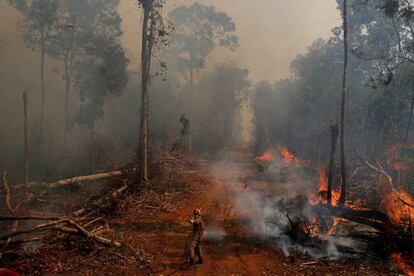 Un bombero de la operación Abafa Amazonía intenta apagar un incendio en Mato Grosso.