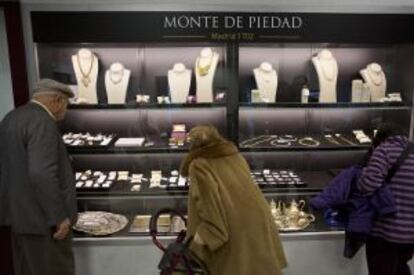 Vitrinas de las joyas que saldrán en la próxima subasta del Monte de Piedad.