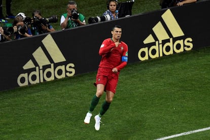 Cristiano Ronaldo celebra su gol de penalti.