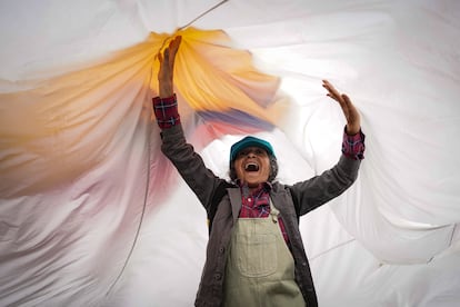 Una manifestante a las afueras del Palacio de Justicia, exigiendo la selección de una nueva fiscal.