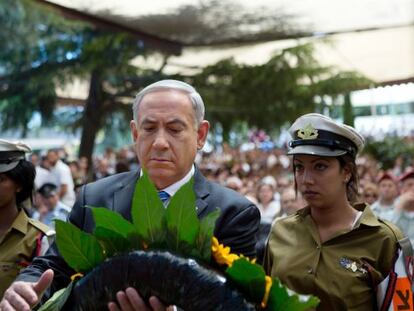 Benjam&iacute;n Netanyahu deposita una corona de flores en un acto de homenaje a los ca&iacute;dos por Israel en el 65 aniversario del pa&iacute;s.