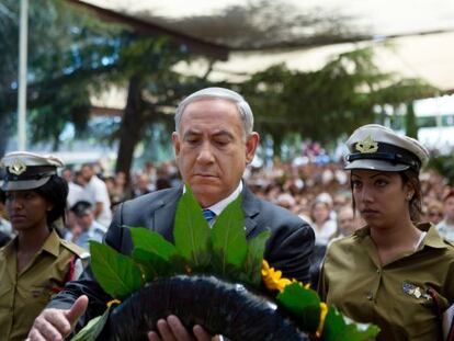 Benjam&iacute;n Netanyahu deposita una corona de flores en un acto de homenaje a los ca&iacute;dos por Israel en el 65 aniversario del pa&iacute;s.