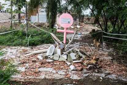 Otra obra del Museo de las Remociones en homenaje a la lucha de las mujeres. “Va a ser difícil de preservar por causa de las obras que están aterrando las esculturas y por el mismo tiempo que las va desgastando”, reconoce Nathalia Silva. 