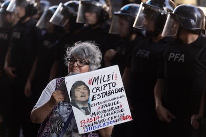 Una mujer sostiene un cartel que dice 'Milei criptoestafador' en Buenos Aires, el 5 de marzo.