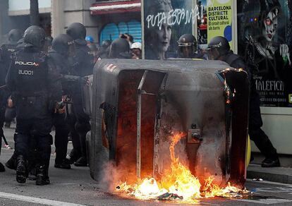 Agentes antidisturbios durante las protestas que se están produciendo ante la comisaria de la Policía Nacional de Via Laietana.