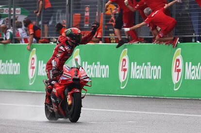 Pecco Bagnaia celebra la victoria en el GP de Tailandia.