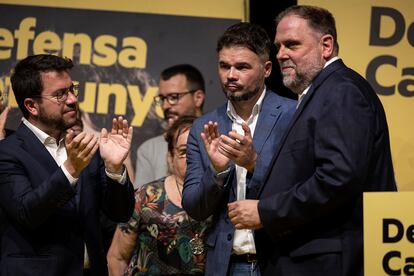 En la imagen, Gabriel Rufián, Pere Aragonès, y Oriol Junqueras, analizan los resultados electorales. ALBERT GARCIA