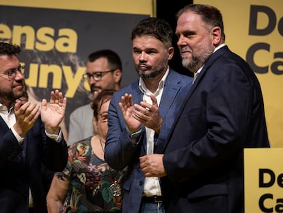 En la imagen, Gabriel Rufián, Pere Aragonès, y Oriol Junqueras, analizan los resultados electorales. ALBERT GARCIA
