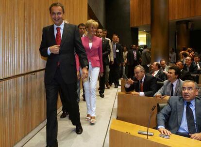 Rodríguez Zapataero y María Teresa Fernández de la Vega, a su llegada a la reunión del Grupo Socialista.