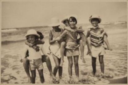 Fotografía histórica de una familia de vacaciones en una playa española.