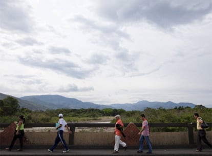 Varias personas cruzan el puente internacional Simón Bolívar, en la frontera entre Venezuela y Caracas.