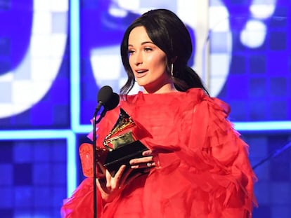 La cantante tejana Kacey Musgraves con el Grammy al Álbum del Año.