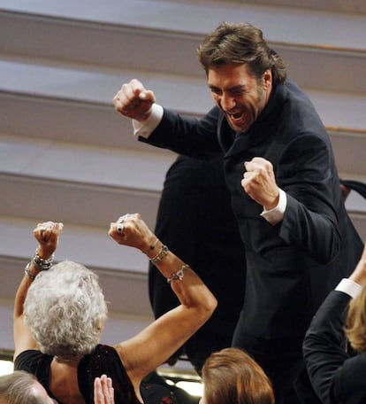 Javier Bardem celebra con su madre el premio al mejor actor de reparto por la película 'No Country For Old Men' ('No es un país para viejos'), en la ceremonia de entrega de la 80ª edición de los Oscar, en el teatro Kodak de Hollywood, California (Estados Unidos), en 2008.