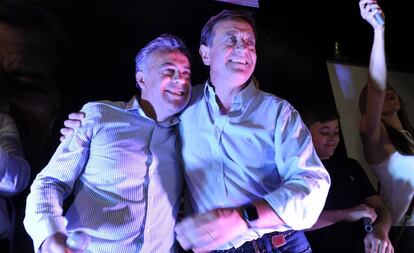 El gobernador elector de Mendoza, Rodolfo Suárez (derecha), celebra su triunfo electoral junto a su mentor político, el gobernador radical Alfredo Cornejo.