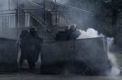 Policías antidisturbios se protegen de los artefactos lanzados por los mineros durante la protesta en 'El Sotón'.