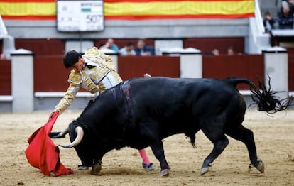 Francisco José Espada, toreando al segundo novillo de su lote, al que cortó una oreja.