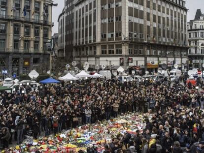 Cientos de personas guardan un minuto de silencio en la Plaza de la Bolsa en Bruselas este jueves.