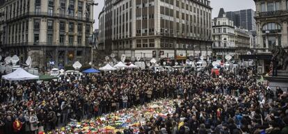 Cientos de personas guardan un minuto de silencio en la Plaza de la Bolsa en Bruselas este jueves.