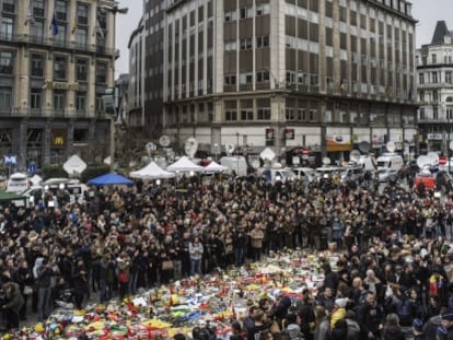 Cientos de personas guardan un minuto de silencio en la Plaza de la Bolsa en Bruselas este jueves.