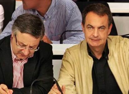 José Luis Rodríguez Zapatero y José Blanco, durante el Comité Federal del PSOE de ayer.