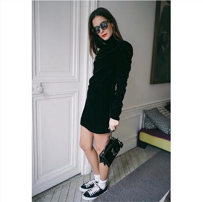 La influencer española más internacional completo su total look black de vestido de terciopelo de Saint Laurent con las sneakers en satén, también en negro para acudir a los desfiles en París. Gala González es una de las mejores embajadoras de la marca. En numerosas ocasiones ha completado sus looks de calle o alfombra roja con zapatos y accesorios de la firma española.