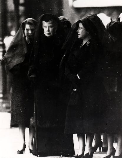 De izquierda a derecha, la princesa Isabel, su abuela la reina María de Teck y la reina Isabel, permanecen en la entrada de Westminster, donde fue trasladado el féretro del rey Jorge VI de Inglaterra, en Londres (Reino Unido), en febrero de 1952.