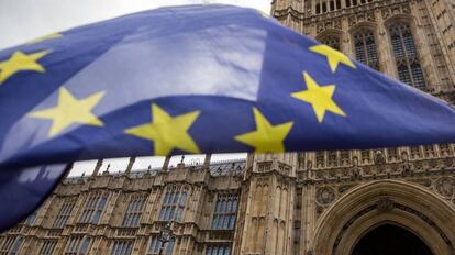 Una bandera europea ante el Parlamento en Londres.