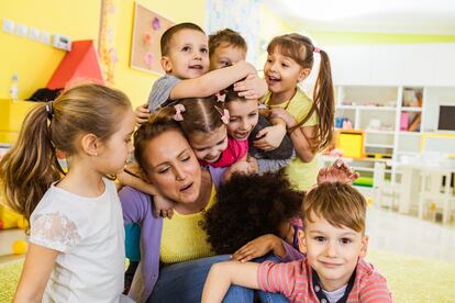 Piensa por un momento en algún cumpleaños de tus hijos. ¿Te imaginas algo así cinco días a la semana durante muchos meses? ¿Verdad que los profesores se merecen todos los regalos?