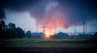 Vista de la refinería accidentada en Vohburg, esta noche.
