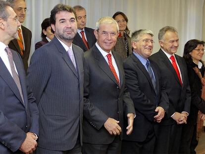 El presidente de la Xunta, Emilio Pérez Touriño posa junto al Gobierno y al alcalde de Muxía, Félix Porto, a su izquierda, antes de la reunión del <i>consello</i>, que hoy se celebró en Muxía con motivo del V aniversario del accidente del <i>Prestige</i>.