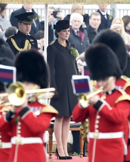 Después de algunas semanas de reposo por sufrir algunos malestares propios del embarazo, Kate Middleton parece estar mejor de salud y ha reaparecido. Hace apenas unos días visitó el plató de la serie ‘Downton Abbey’ en Londres.