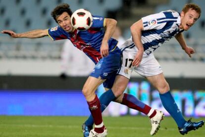 El centrocampista francés de la Real Sociedad David Zurutuza pelea un balón con el defensa del Levante Javi Venta.