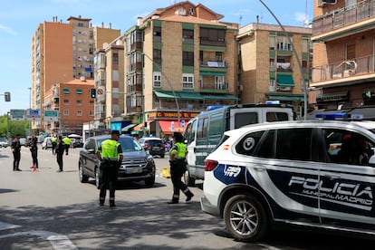 Agentes de la Policía Nacional, Municipal y de la Guardia Civil, en el paseo de la Extremadura en Madrid, minutos después del doble atropello mortal, en abril de 2023.