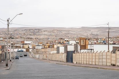 El espacio vallado más próximo muestra el Sitio F, el lugar donde en los años ochenta depositaron casi 20.000 toneladas de residuos tóxicos procedentes de Suecia. Junto al recinto se encuentran las casas del barrio de Los Industriales, donde casi todos los vecinos tienen patologías relacionadas con la exposición prolongada a metales pesados.